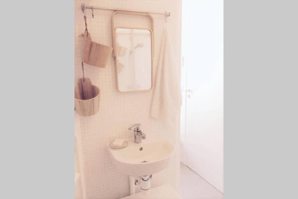 Small Arty Studio Menilmontant Paris Bagian luar foto